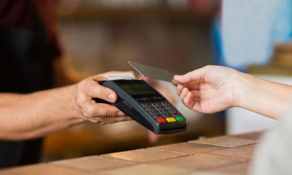 Επεκτείνεται η χρήση των POS: Mπαίνουν σε ταξί, λαϊκές αγορές και περίπτερα
